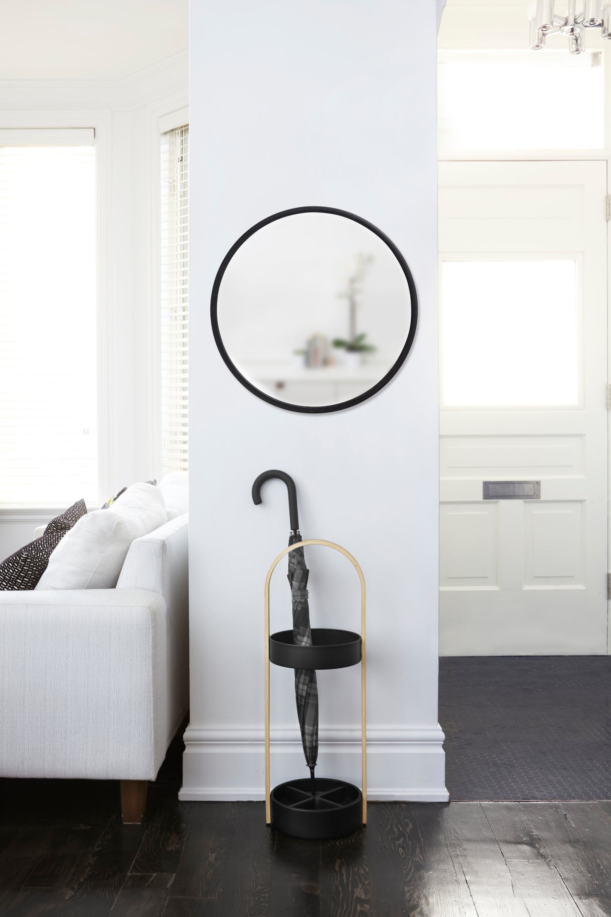 Black Circle Wall Mirror 24 inch Round Wall Mirror, Hanging Round Wall Mirror Modern Decorative for Entryways, Washrooms, Living Rooms, Bedroom